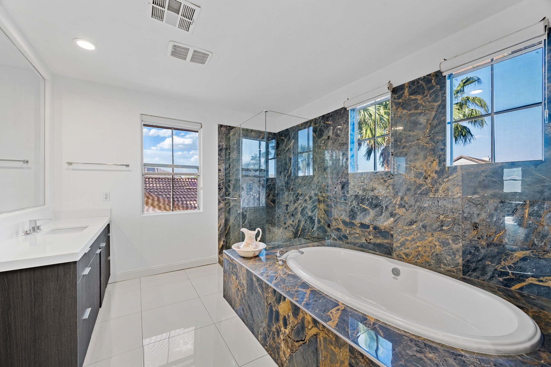  Highly Upgraded 4,000 sq ft Estate in Gated Community - 物件實景