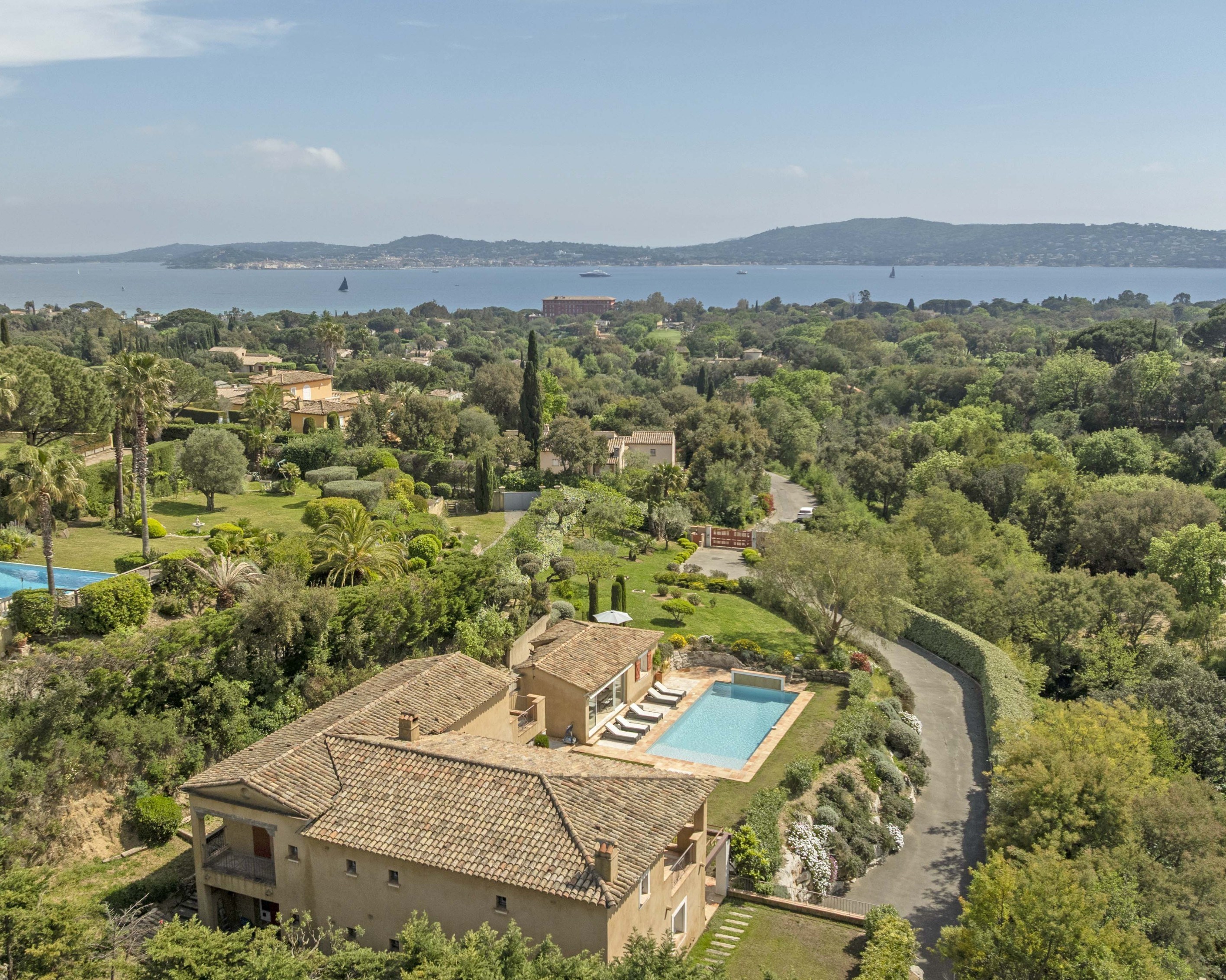  Highly sought-after private estate: contemporary villa close to the Beauvallon … - 物件實景