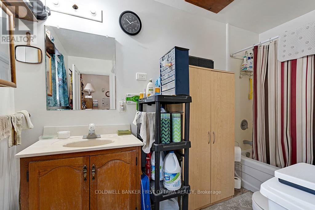 SMITHS FALLS, Ontario, K7A 2Z5, CA, 8 Bedrooms Bedrooms, ,6 BathroomsBathrooms,Residential,For Sale,1865309