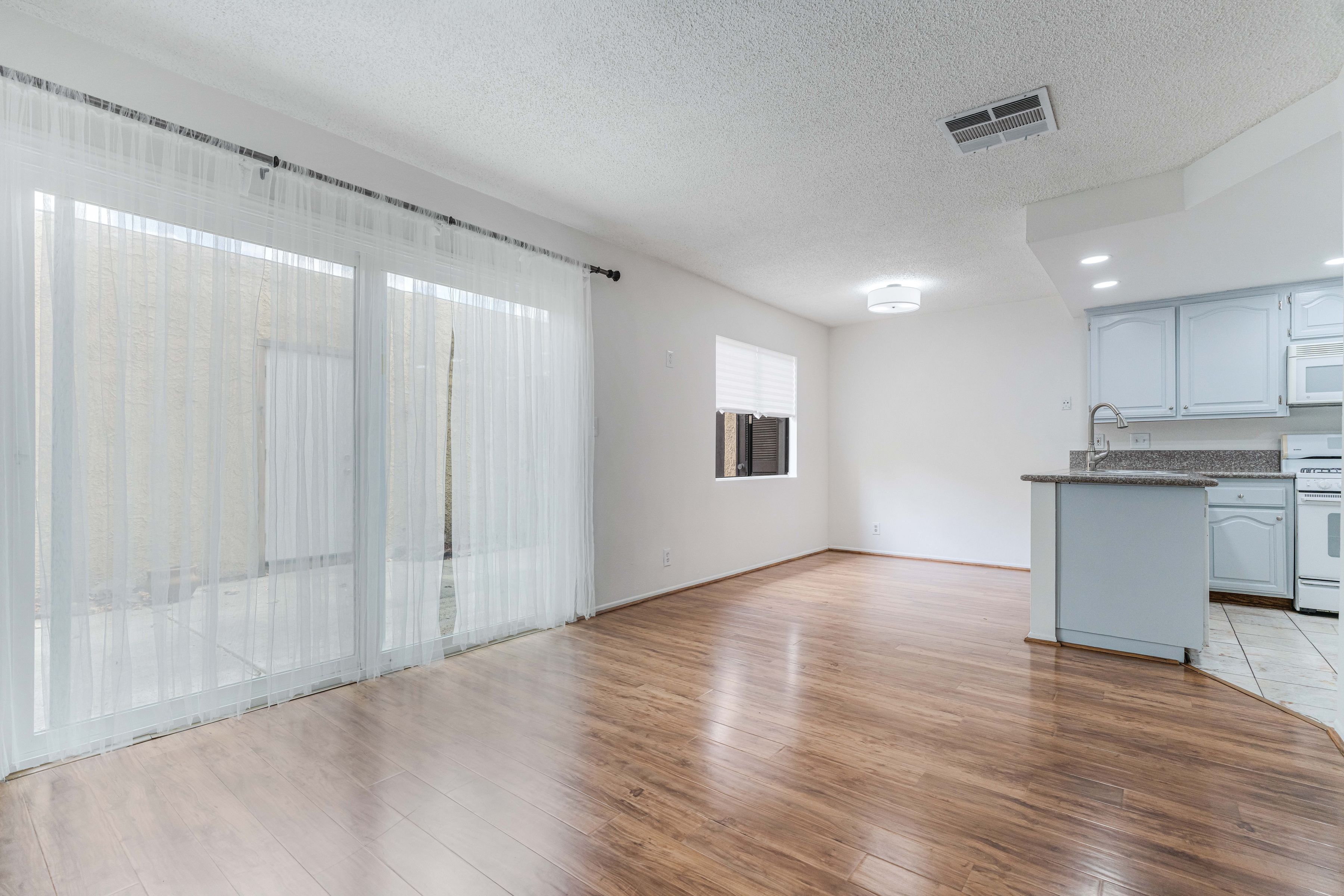  6746 Encino Avenue #2 - 物件實景