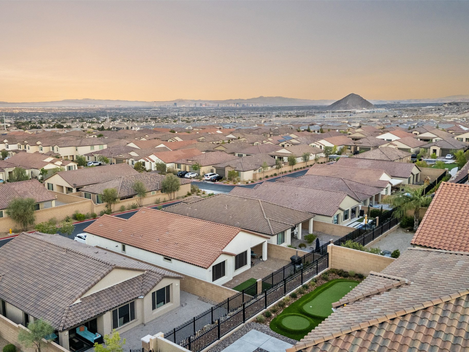 Thoughtfully Upgraded Home Set on an Elevated Lot Offering Sweeping Views - 物件實景