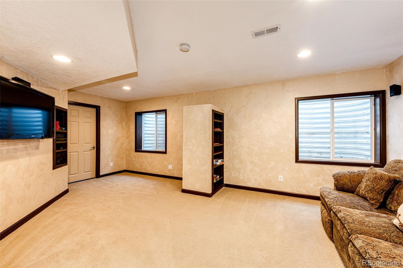 Aurora, Colorado, 80016, United States, 5 Bedrooms Bedrooms, ,3 BathroomsBathrooms,Residential,For Sale,1890934