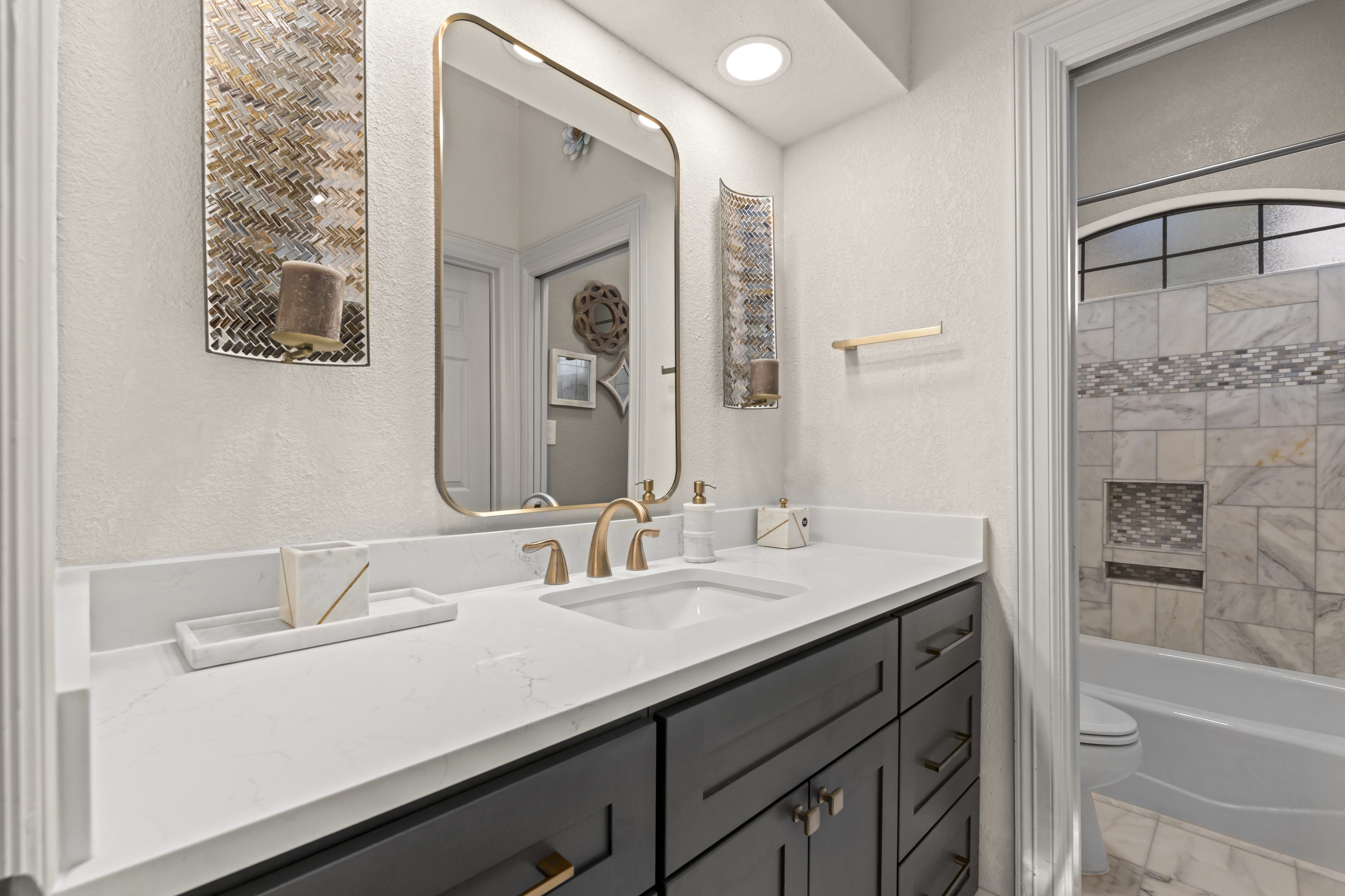  Updated Home with Captivating Interior Features - 物件實景