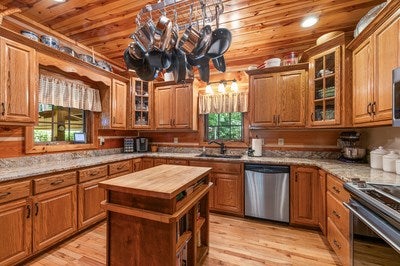 Murphy, North Carolina, 28906, United States, 3 Bedrooms Bedrooms, ,6 BathroomsBathrooms,Residential,For Sale,1933143