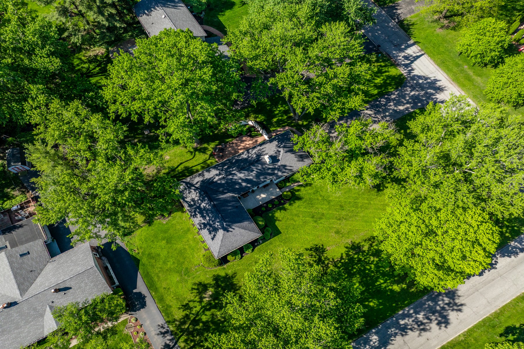  Beautiful and Quiet Home Set on Over Half an Acre - 物件實景