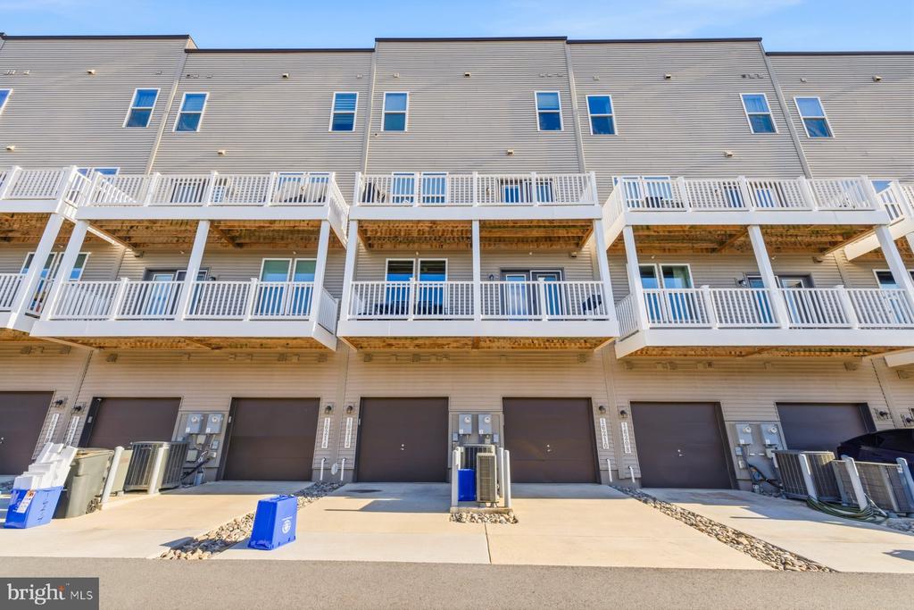 Rockville, Maryland, 20855, United States, 2 Bedrooms Bedrooms, ,3 BathroomsBathrooms,Residential,For Sale,2010770