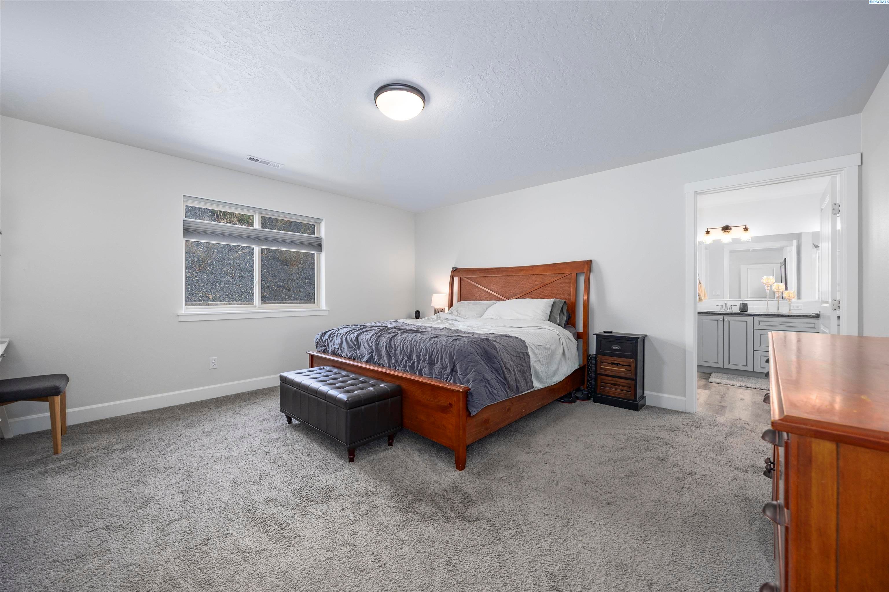 Kennewick, Washington, 99338, United States, 3 Bedrooms Bedrooms, ,2 BathroomsBathrooms,Residential,For Sale,1943089