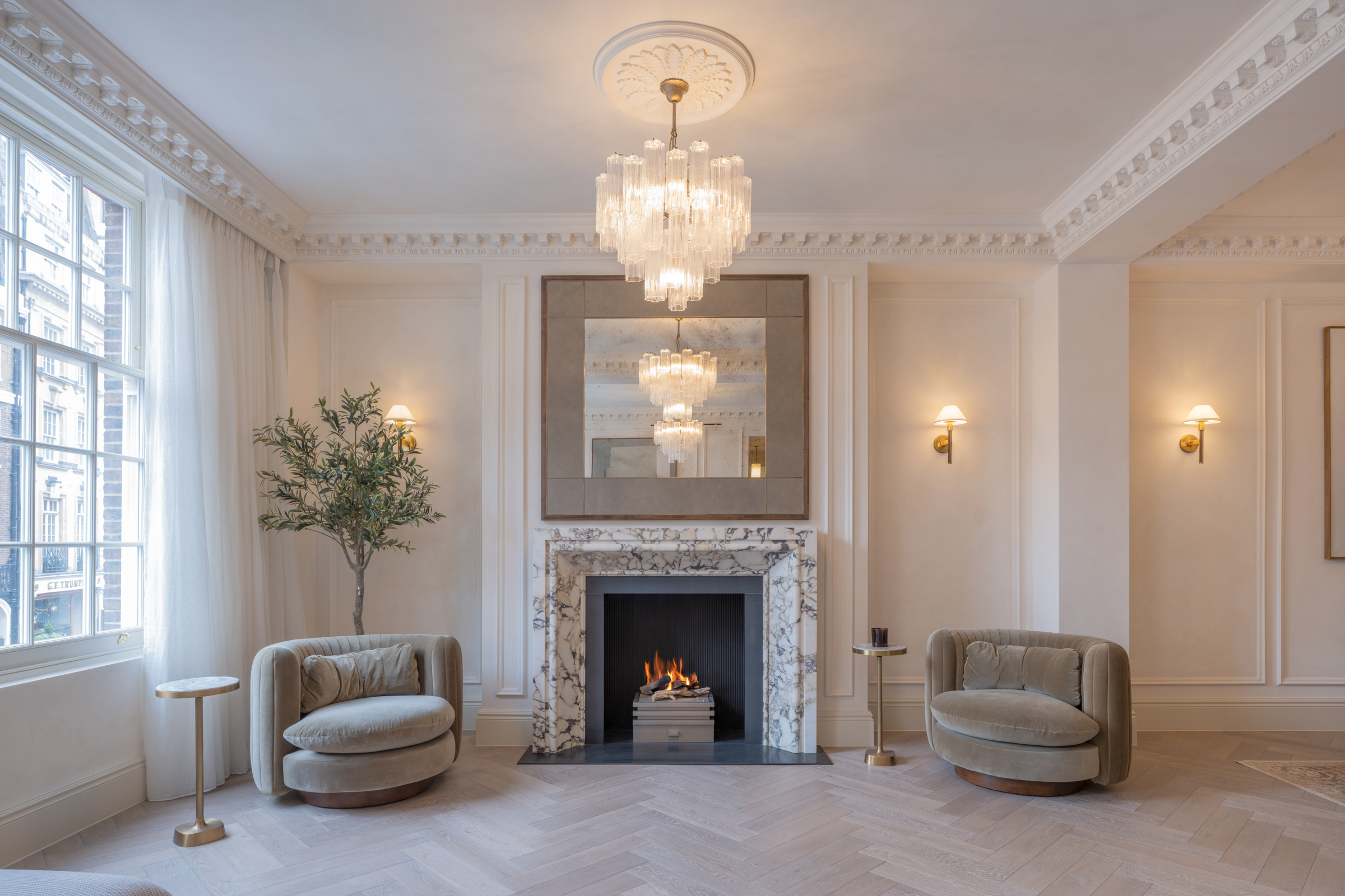 Exquisite, newly refurbished apartment in a prime Mayfair location 