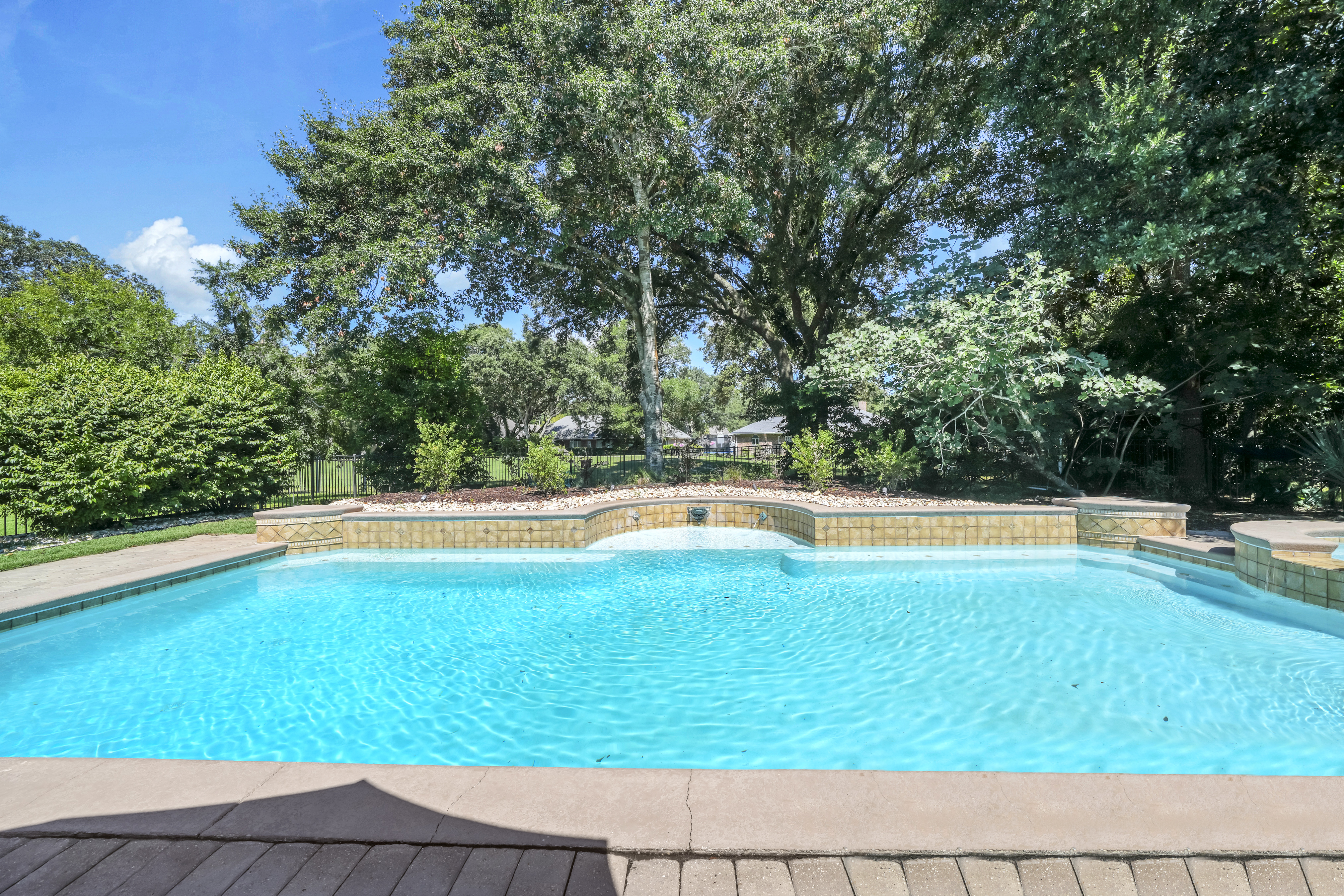  Updated Golf Course Pool Home With Flexible Five-Bedroom Layout - 物件實景