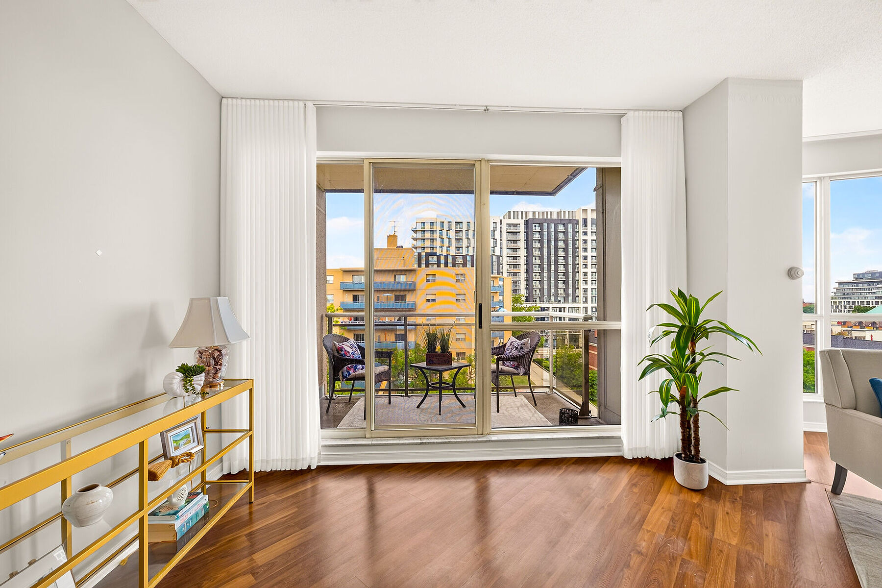  Desirable Waterfront Condo - 物件實景