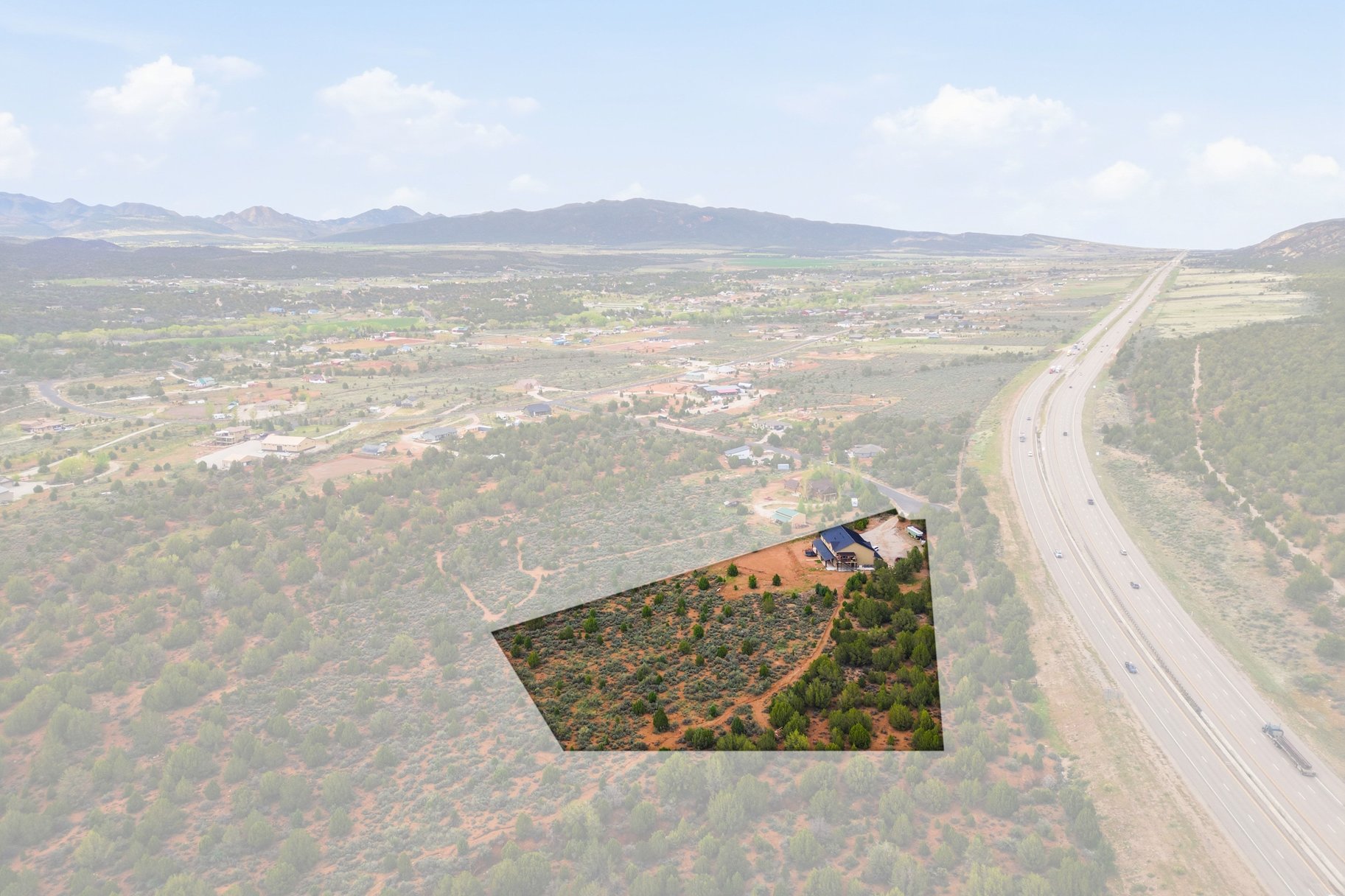  5 Acres • Two Homes In One • Horse Property With Flexible Living Options - 物件實景