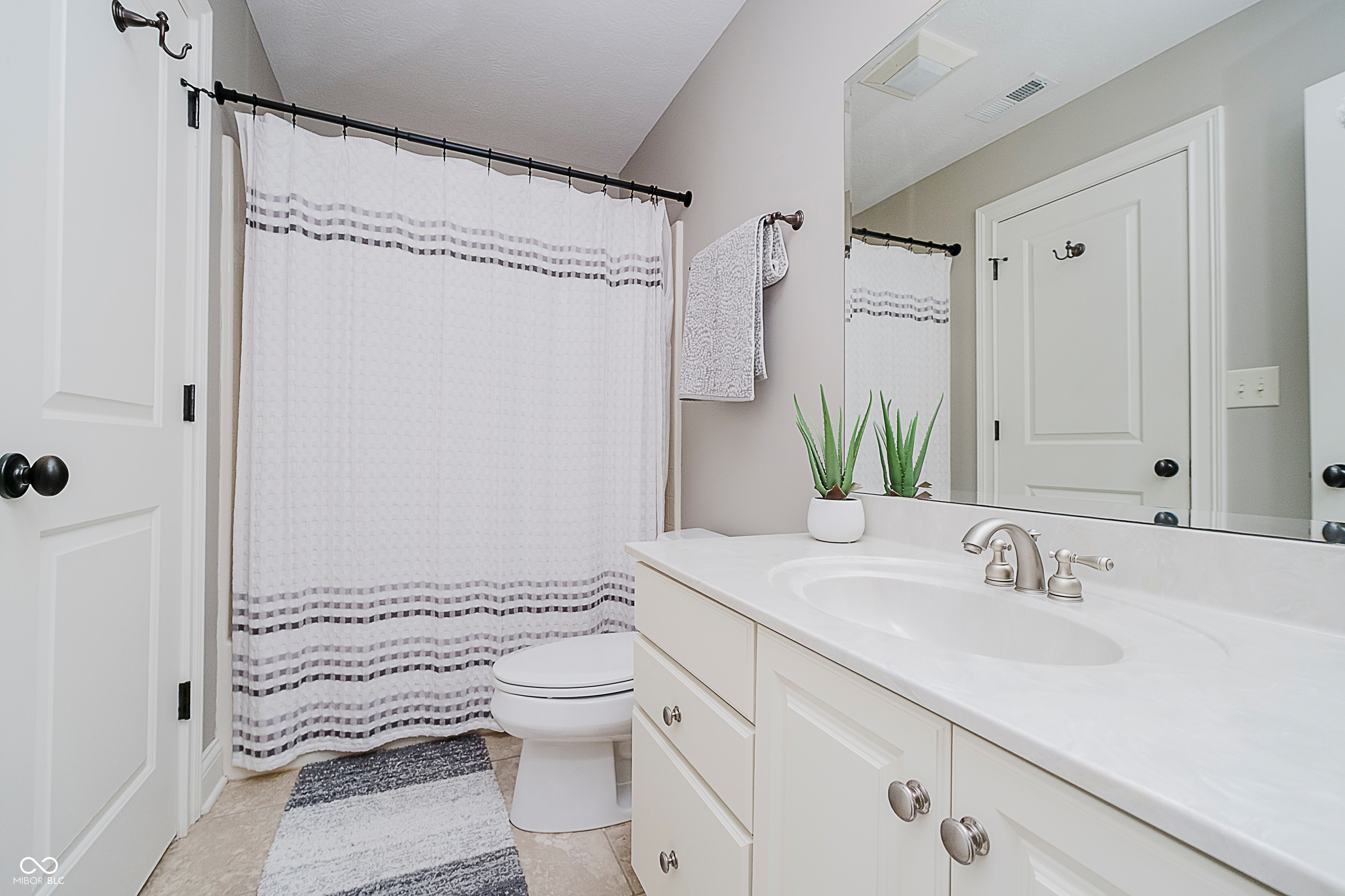 Fishers, Indiana, 46040, United States, 5 Bedrooms Bedrooms, ,5 BathroomsBathrooms,Residential,For Sale,1980240