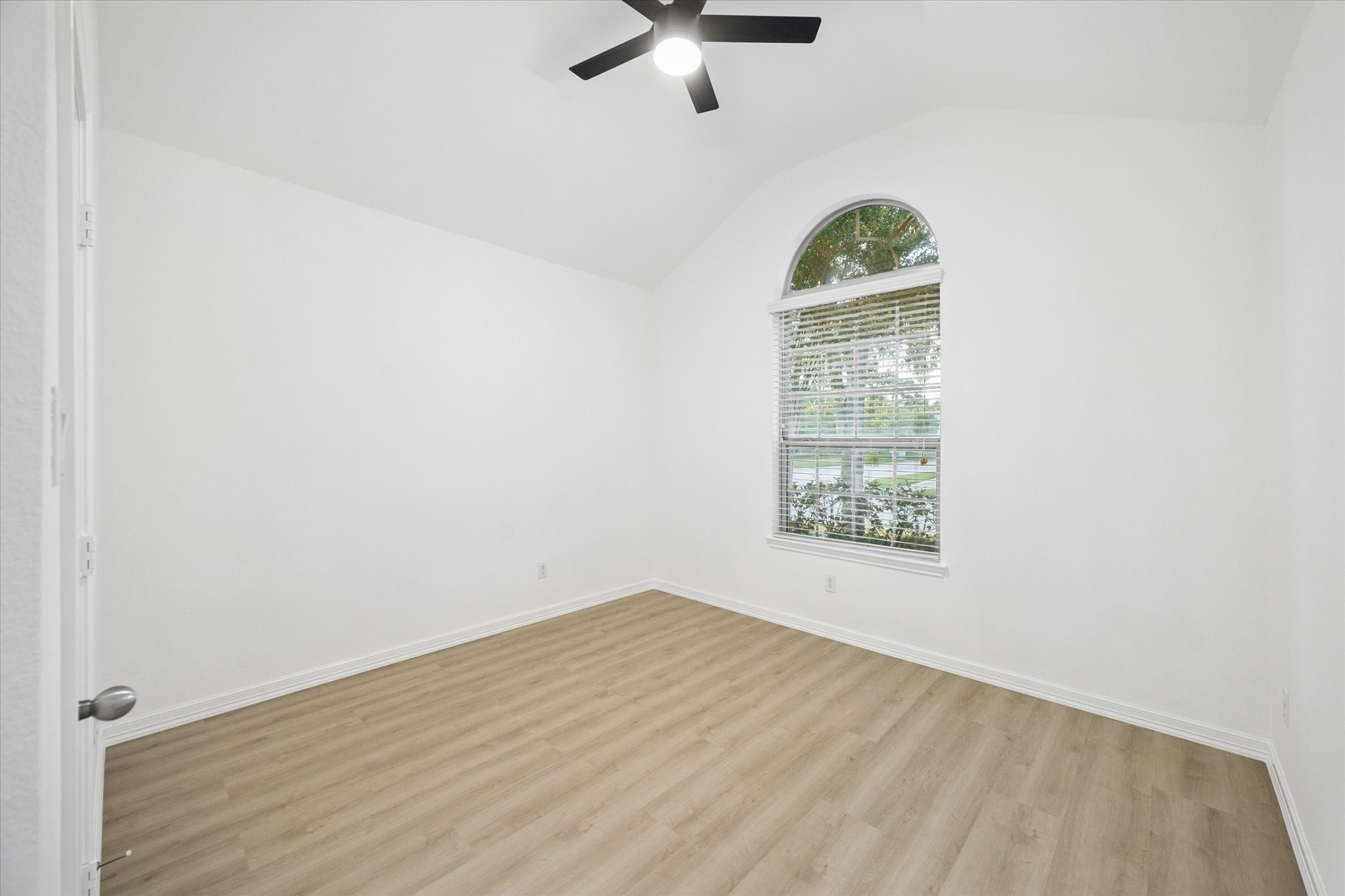  8819 Alicia Drive - 物件實景