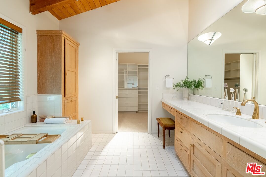 Topanga, California, 90290, United States, 4 Bedrooms Bedrooms, ,5 BathroomsBathrooms,Residential,For Sale,1796839