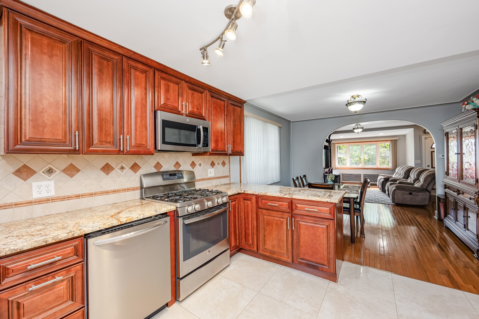 Middle Village, New York, 11379, United States, 3 Bedrooms Bedrooms, ,2 BathroomsBathrooms,Residential,For Sale,1933512