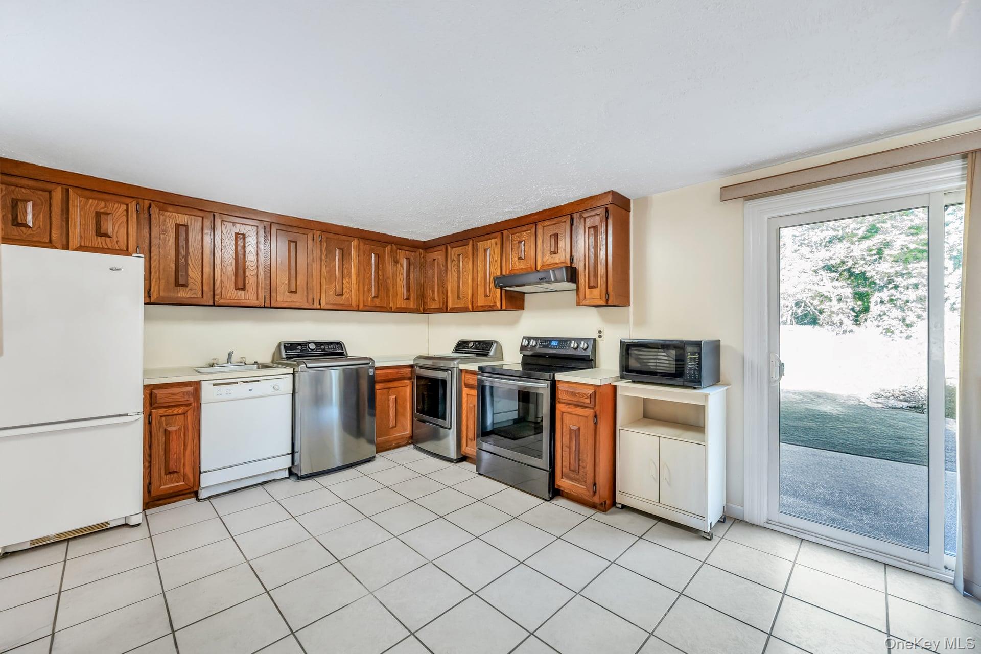 Medford, New York, 11763, United States, 5 Bedrooms Bedrooms, ,2 BathroomsBathrooms,Residential,For Sale,1926312