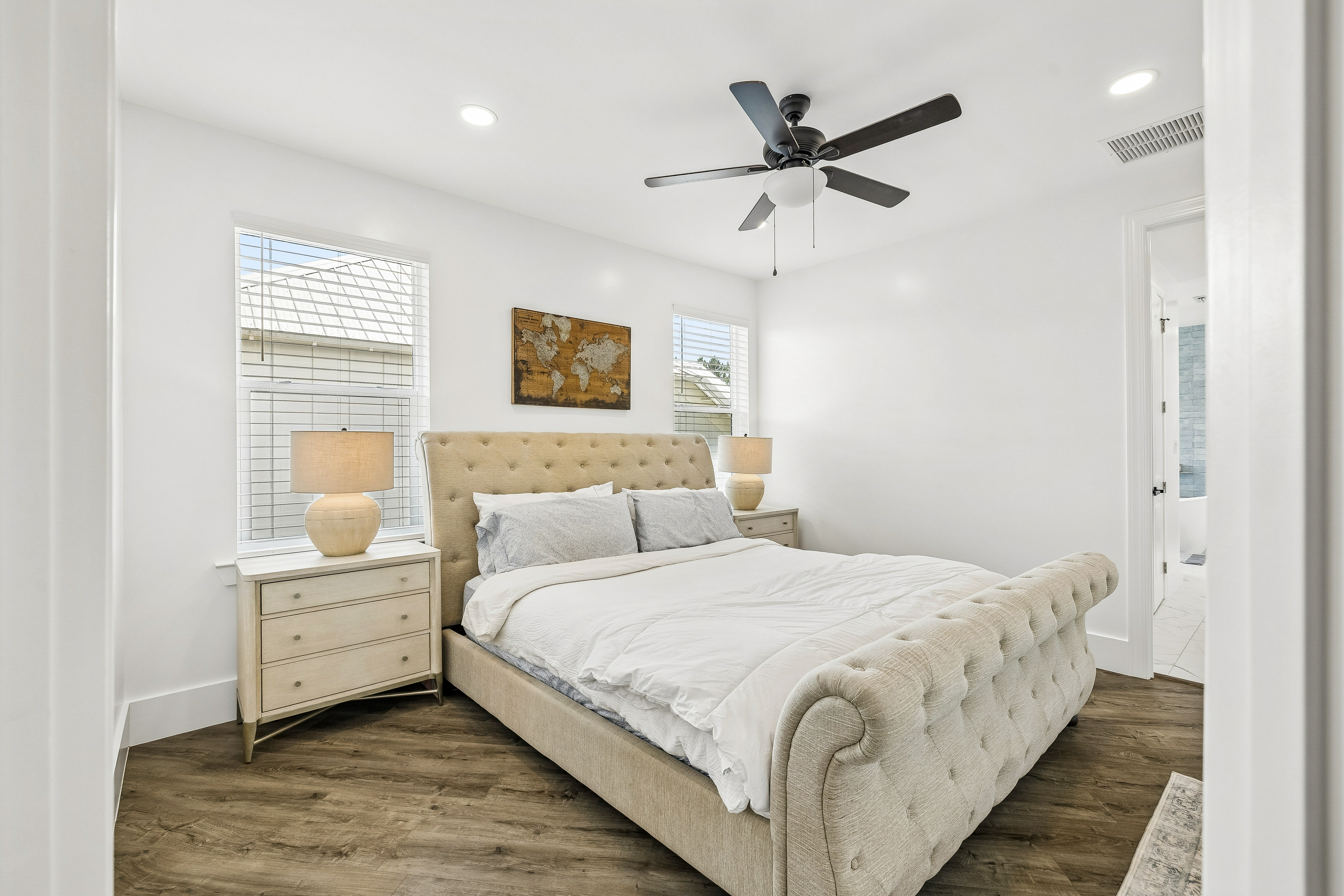  Spacious Newer-Build Home With Wraparound Porch On Gated Community Corner Lot - 物件實景