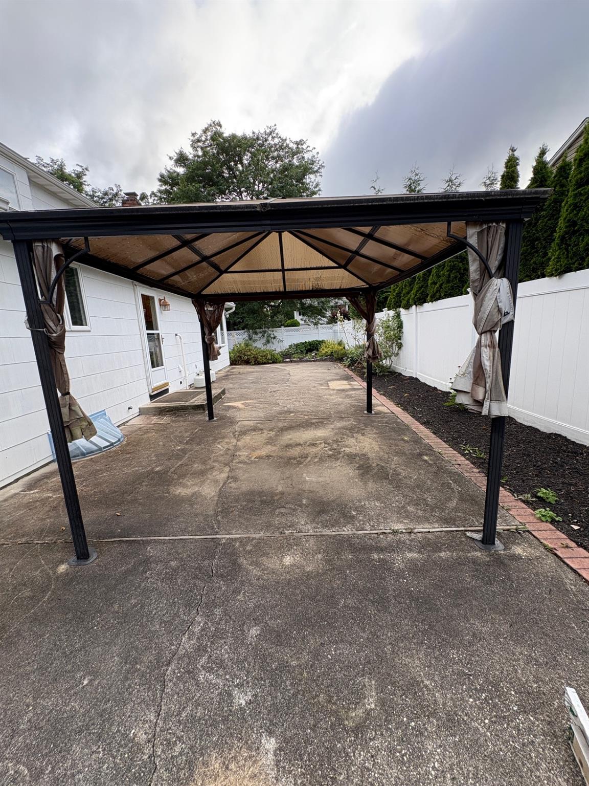 Hauppauge, New York, 11788, United States, 4 Bedrooms Bedrooms, ,3 BathroomsBathrooms,Residential,For Sale,1924109