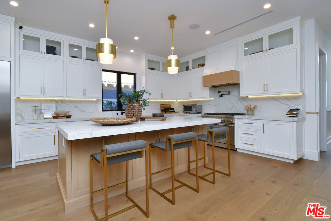 Encino, California, 91316, United States, 4 Bedrooms Bedrooms, ,5 BathroomsBathrooms,Residential,For Sale,2002982