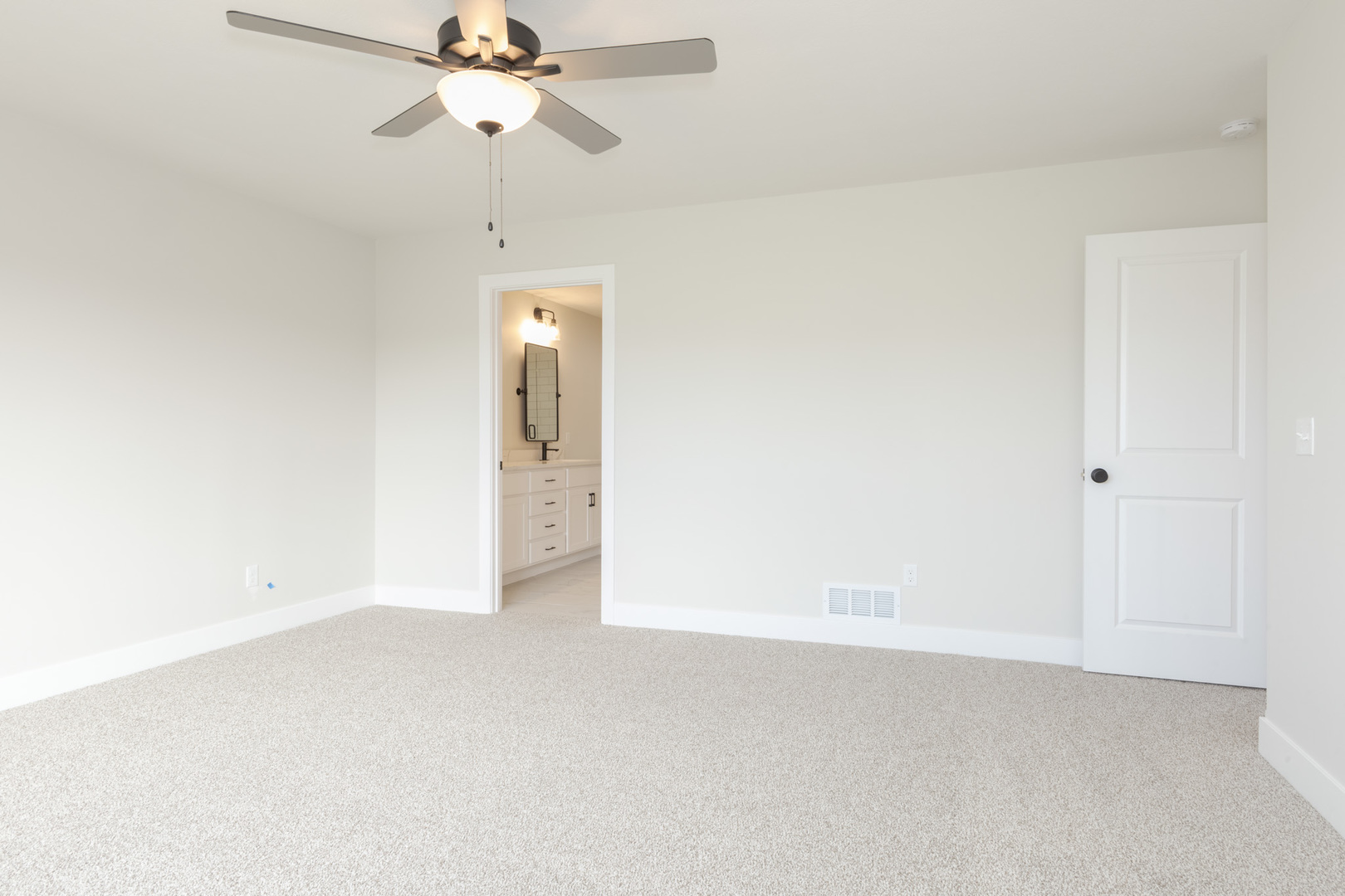 Bloomington, Illinois, 61705, United States, 4 Bedrooms Bedrooms, ,4 BathroomsBathrooms,Residential,For Sale,1957055