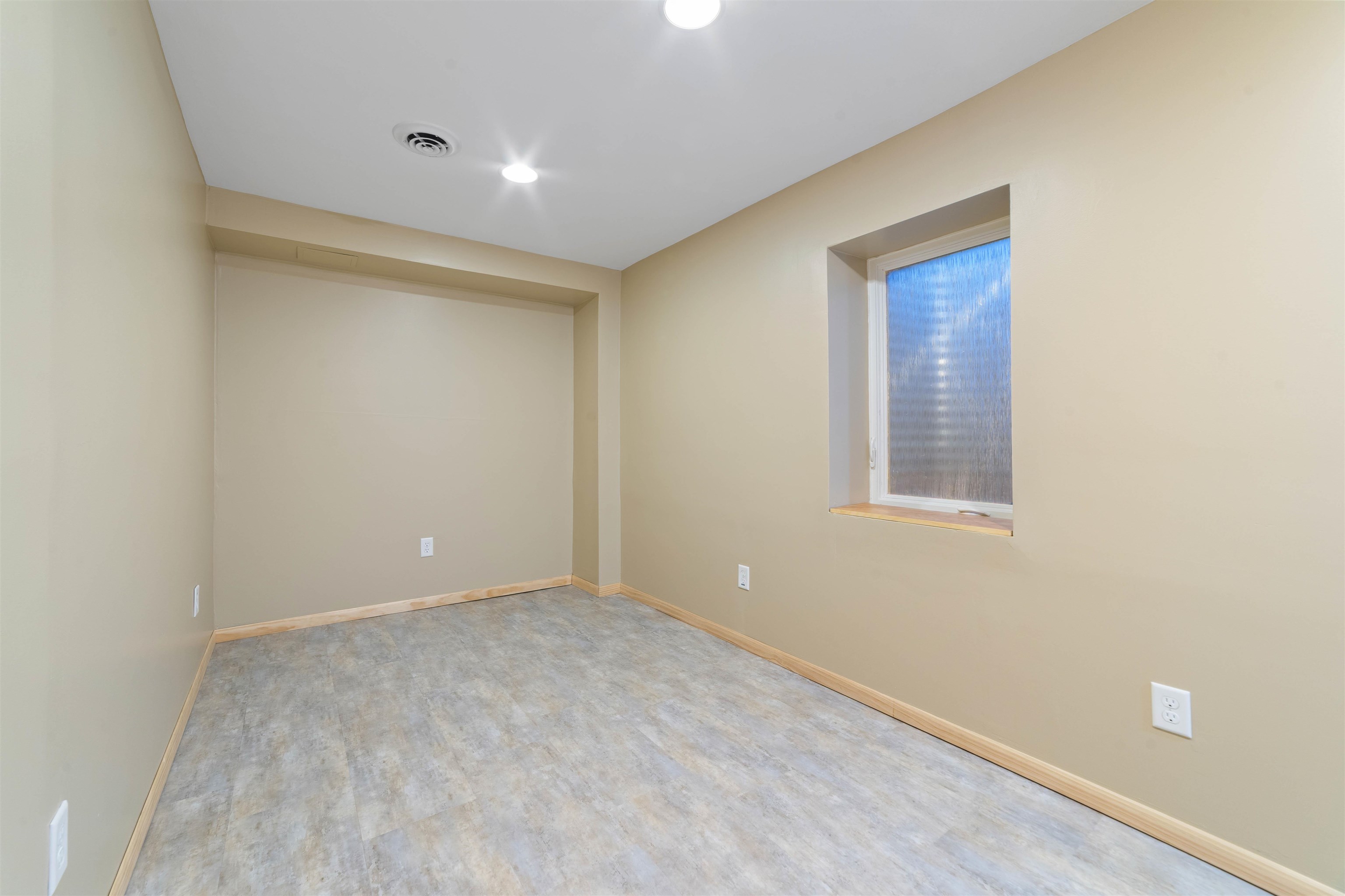 Duluth, Minnesota, 55803, United States, 4 Bedrooms Bedrooms, ,1 BathroomBathrooms,Residential,For Sale,1942593