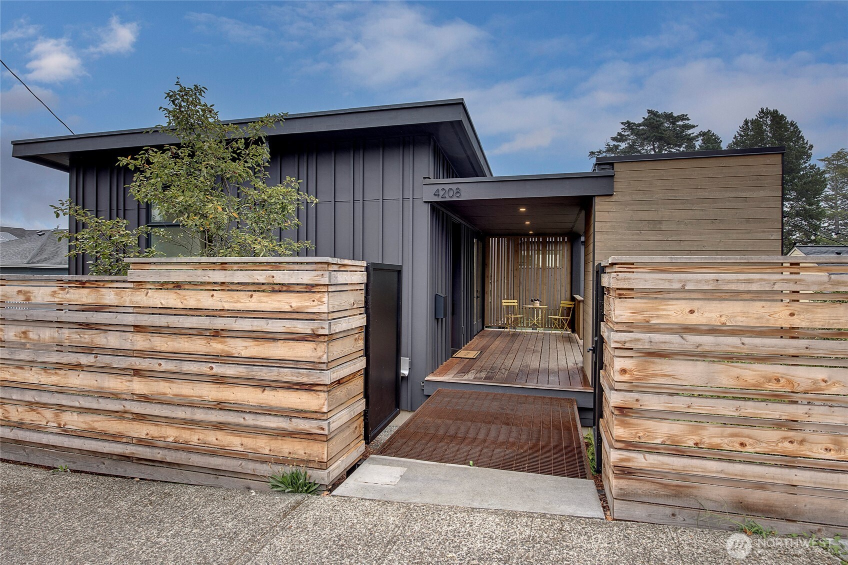 Seattle, Washington, 98199, United States, 2 Bedrooms Bedrooms, ,1 BathroomBathrooms,Residential,For Sale,1950850