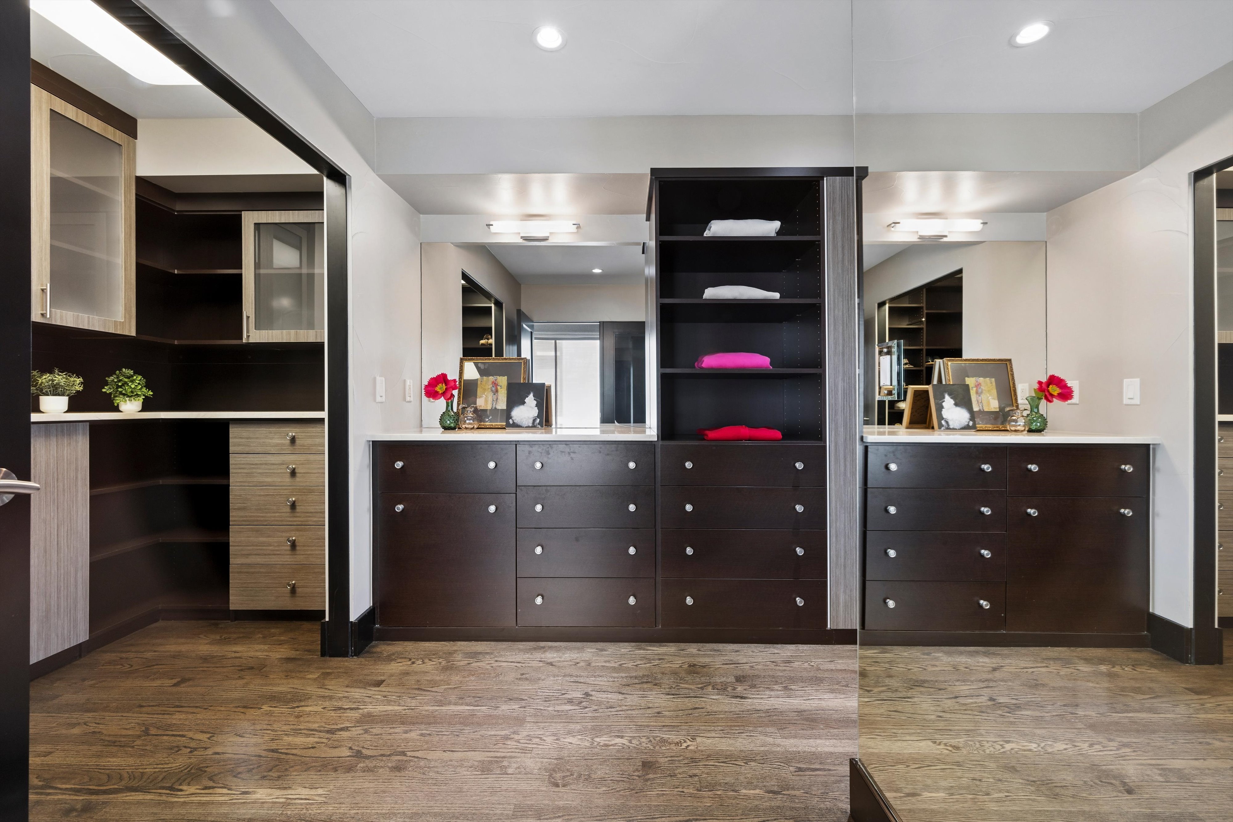  Contemporary residence combines sophisticated design with functional floor plan - 物件實景