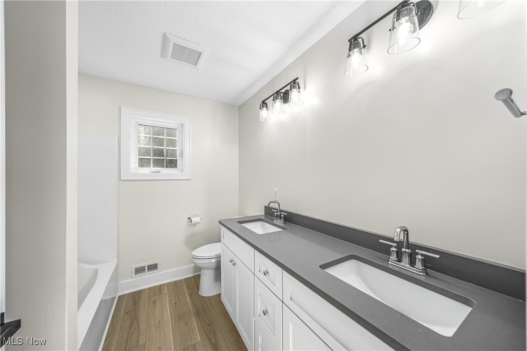 Aurora, Ohio, 44202, United States, 4 Bedrooms Bedrooms, ,4 BathroomsBathrooms,Residential,For Sale,1988117