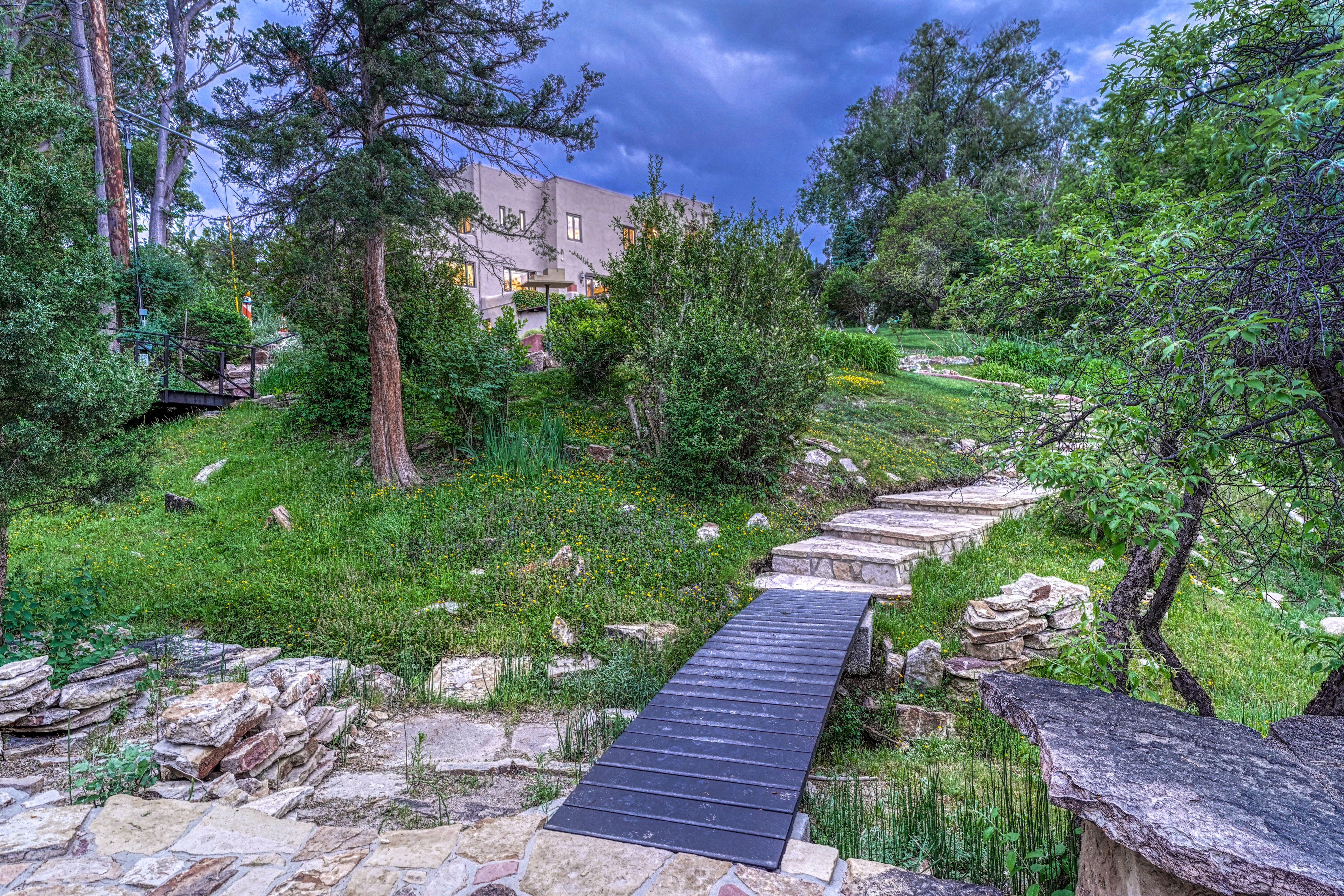  Introducing the Harold Florman House, a Rare and Authentic 1939 Pueblo Revival - 物件實景