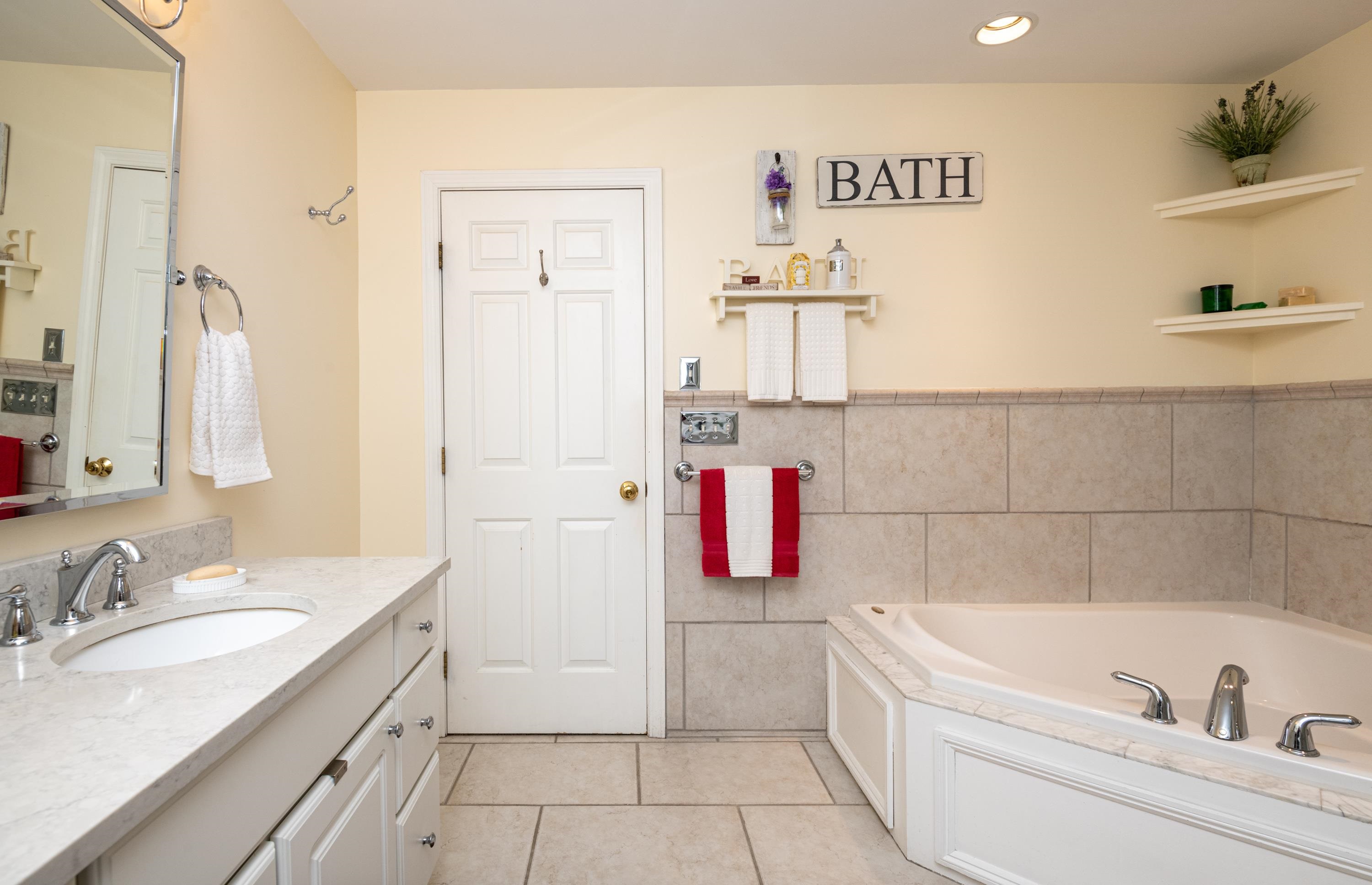 Seabrook, New Hampshire, 03874, United States, 3 Bedrooms Bedrooms, ,2 BathroomsBathrooms,Residential,For Sale,1989185