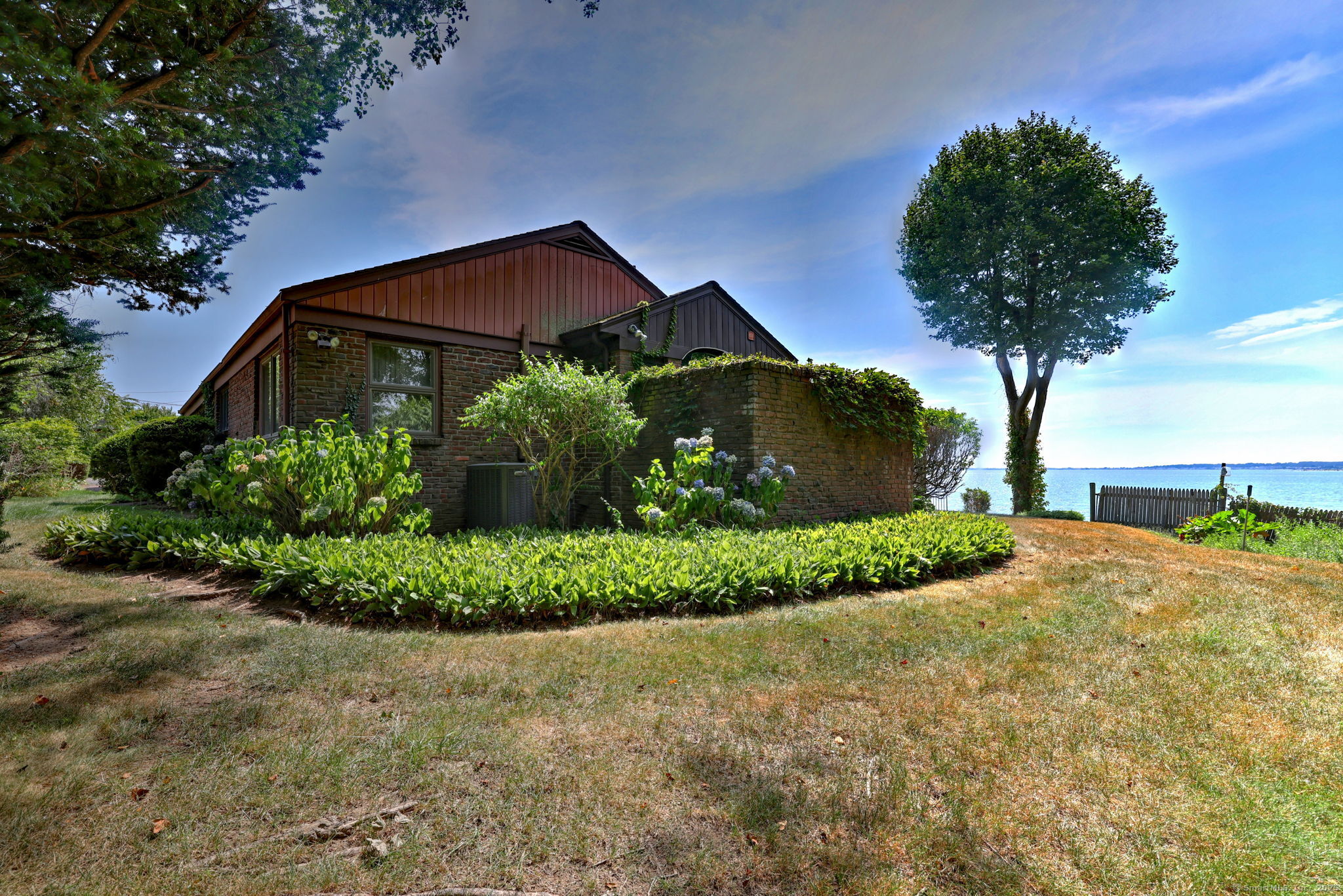 Milford, Connecticut, 06460, United States, 3 Bedrooms Bedrooms, ,2 BathroomsBathrooms,Residential,For Sale,1918107