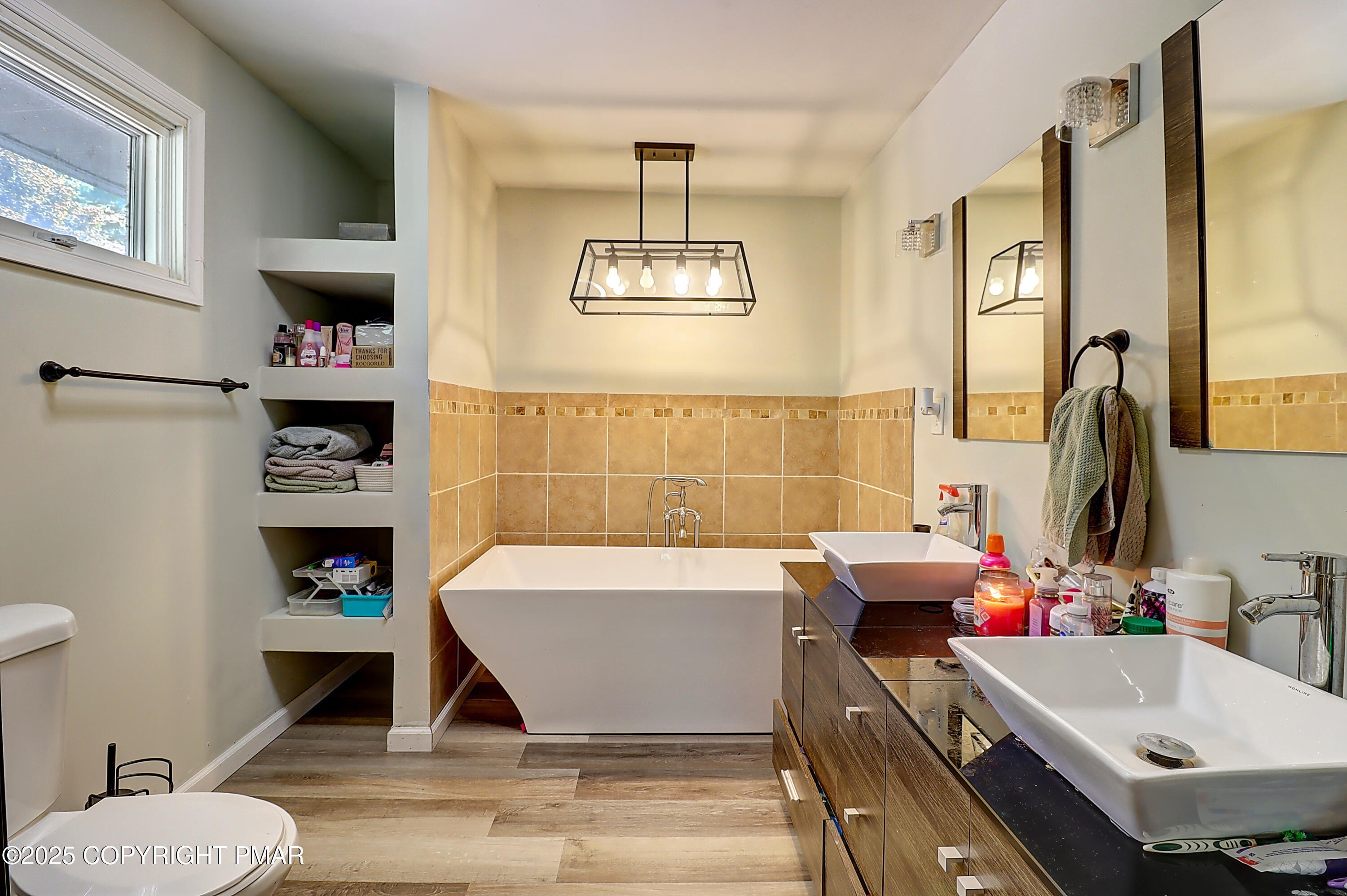 Blakeslee, Pennsylvania, 18610, United States, 4 Bedrooms Bedrooms, ,4 BathroomsBathrooms,Residential,For Sale,1982561