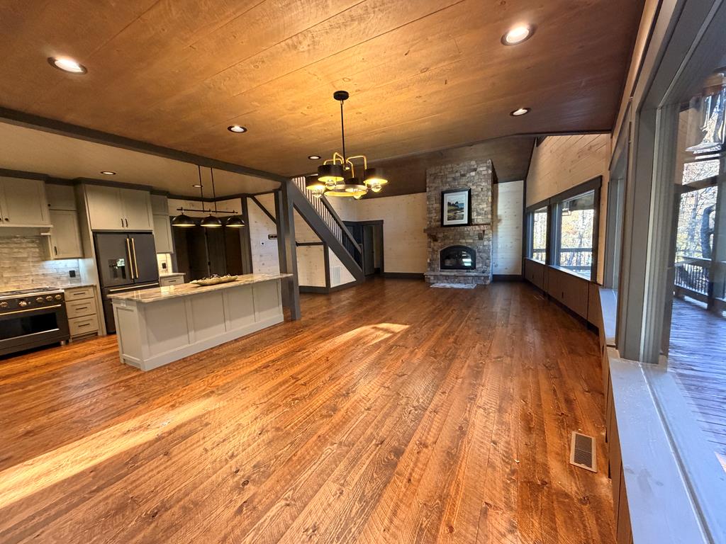 Mineral Bluff, Georgia, 30559, United States, 4 Bedrooms Bedrooms, ,5 BathroomsBathrooms,Residential,For Sale,1986837