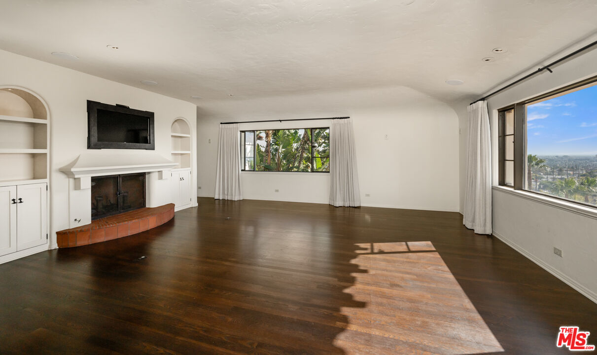 Los Angeles, California, 90027, United States, 6 Bedrooms Bedrooms, ,11 BathroomsBathrooms,Residential,For Sale,1695736