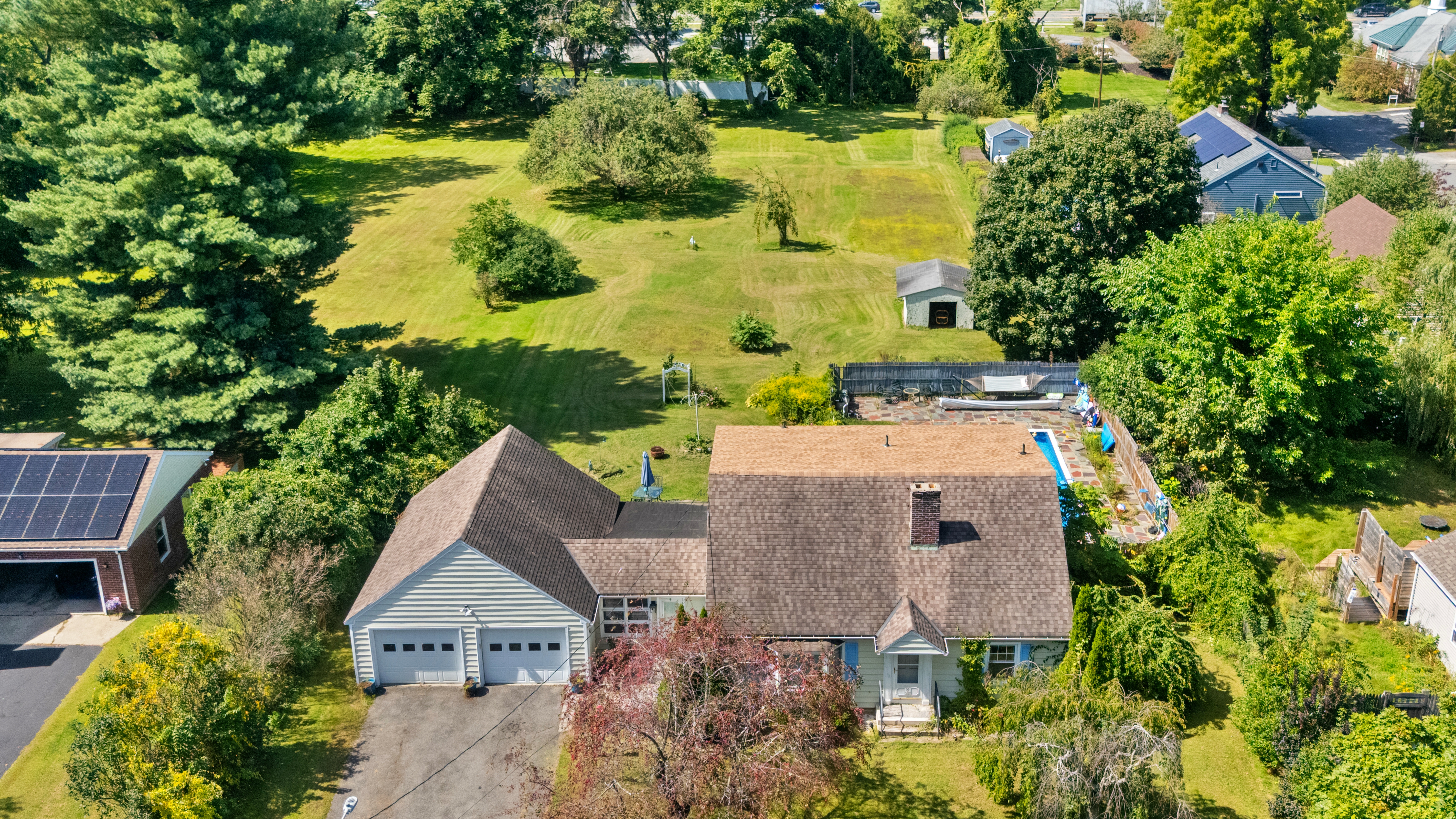 CHARMING IN-TOWN CAPE ON SPACIOUS LOT WITH INGROUND POOL - 物件實景