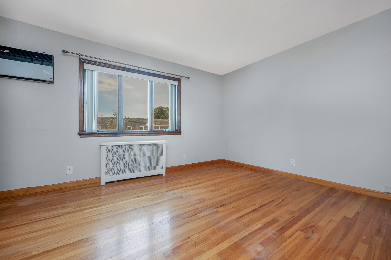 Middle Village, New York, 11379, United States, 2 Bedrooms Bedrooms, ,2 BathroomsBathrooms,Residential,For Sale,1941083