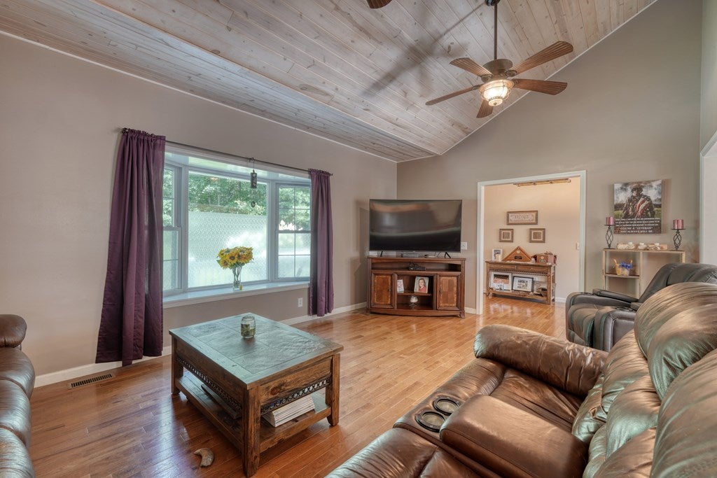 Murphy, North Carolina, 28906, United States, 3 Bedrooms Bedrooms, ,3 BathroomsBathrooms,Residential,For Sale,1902366