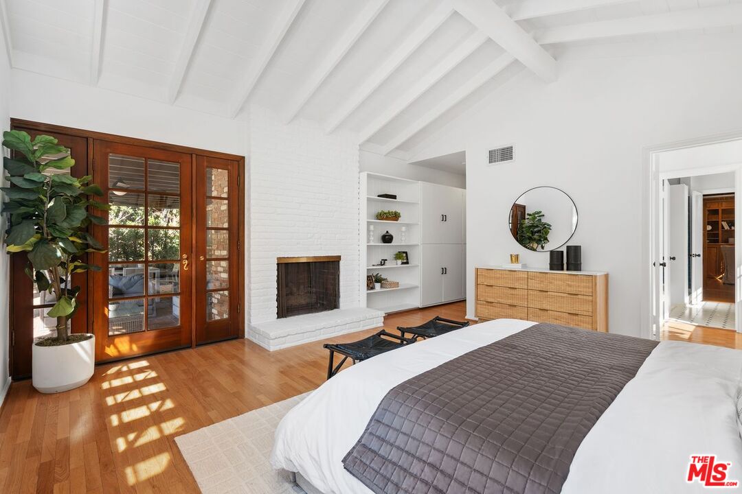 Los Angeles, California, 90049, United States, 3 Bedrooms Bedrooms, ,3 BathroomsBathrooms,Residential,For Sale,1989450