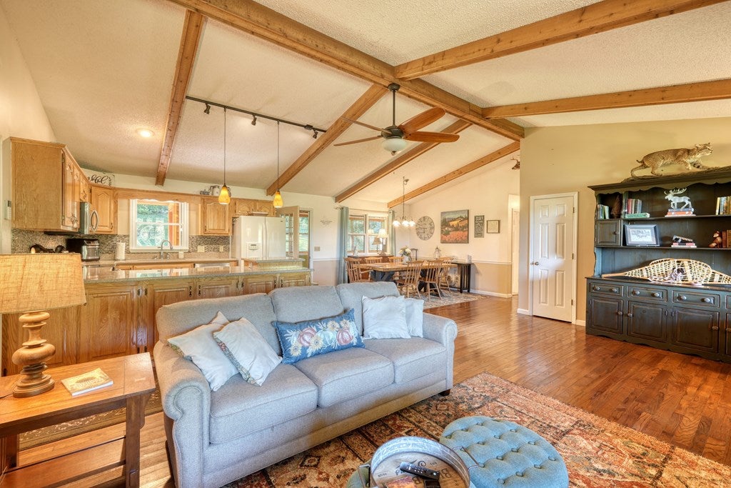 Blairsville, Georgia, 30512, United States, 2 Bedrooms Bedrooms, ,2 BathroomsBathrooms,Residential,For Sale,1932142