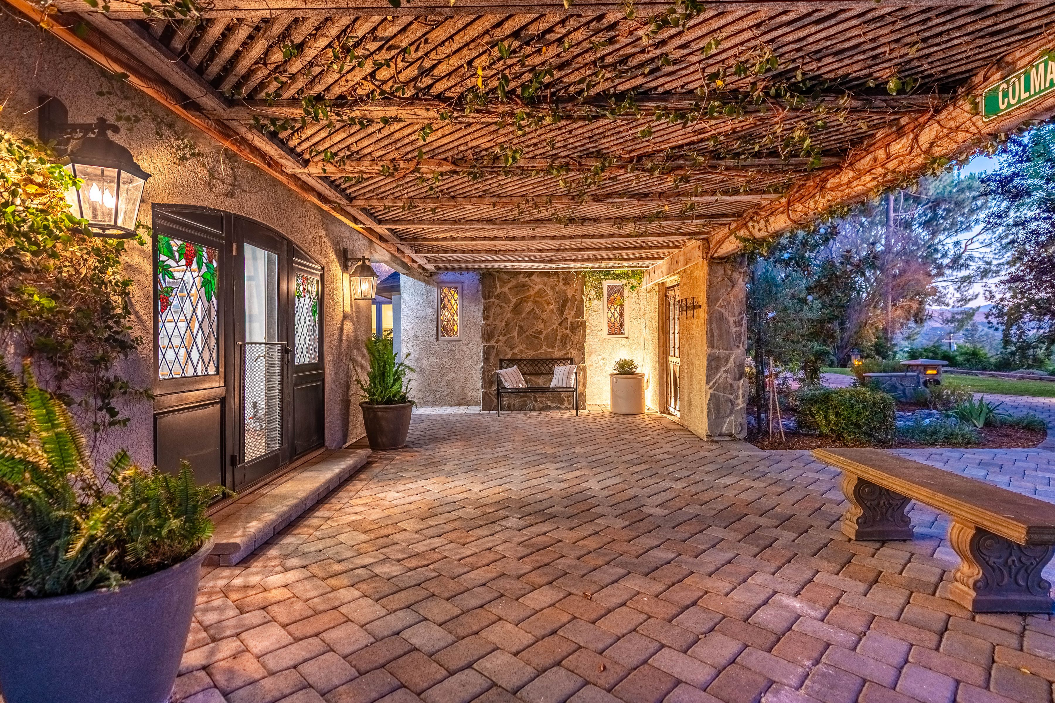  Gated Estate on Nearly 2 Acres - 物件實景