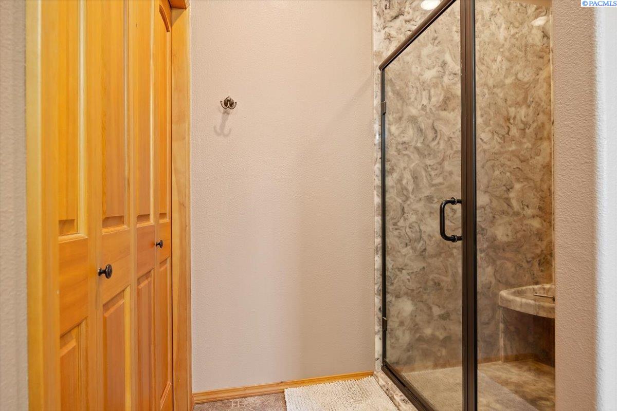 Richland, Washington, 99352, United States, 4 Bedrooms Bedrooms, ,2 BathroomsBathrooms,Residential,For Sale,1992938