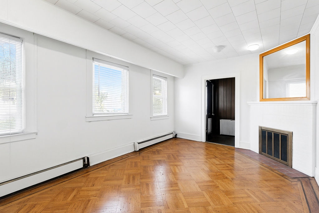 Howard Beach, New York, 11414, United States, 5 Bedrooms Bedrooms, ,2 BathroomsBathrooms,Residential,For Sale,1975186