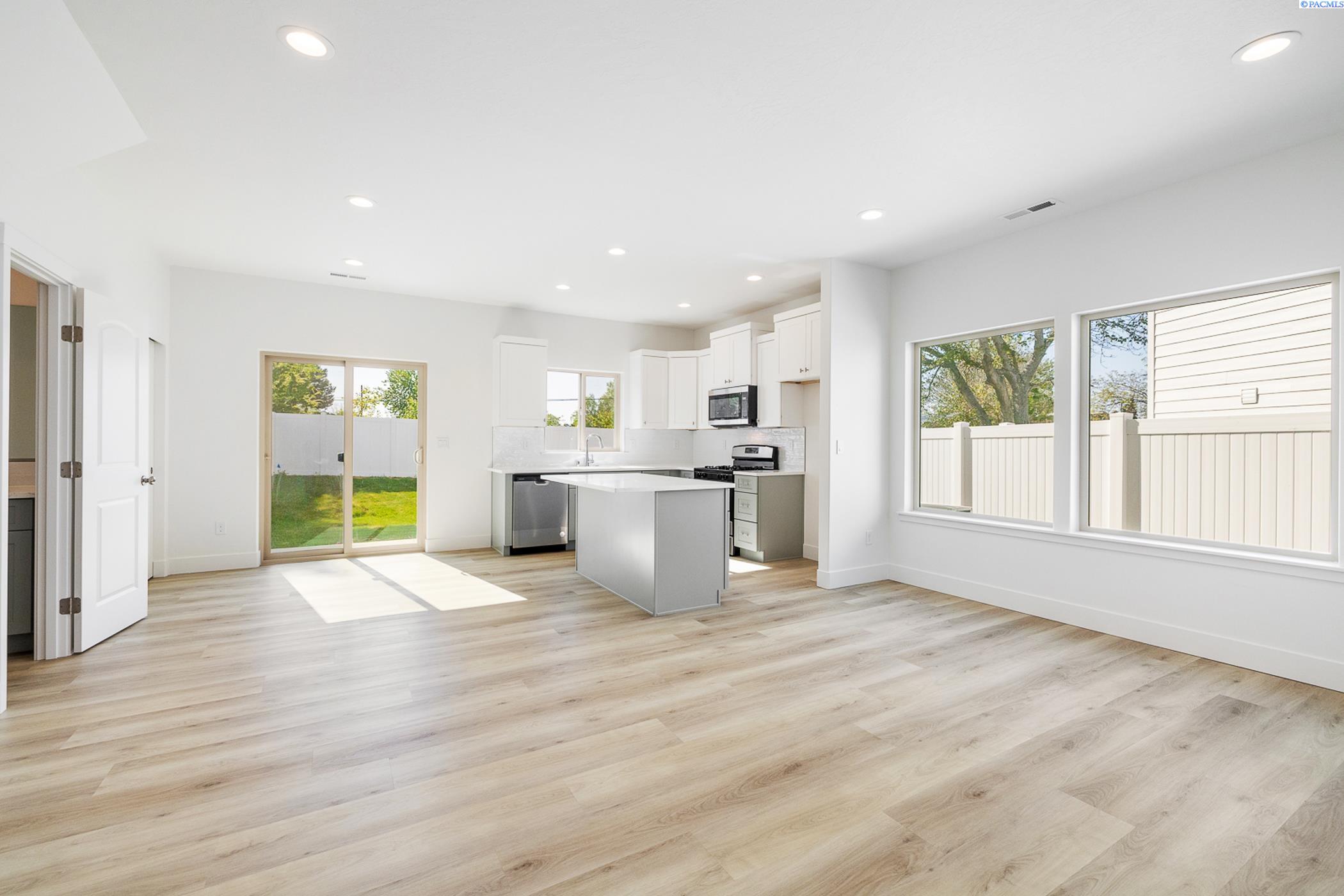 Kennewick, Washington, 99337, United States, 6 Bedrooms Bedrooms, ,Residential,For Sale,1787924