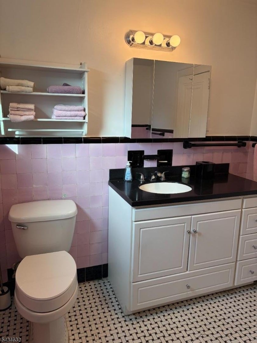 Bloomfield Twp., New Jersey, 07003, United States, 3 Bedrooms Bedrooms, ,1 BathroomBathrooms,Residential,For Sale,2048064