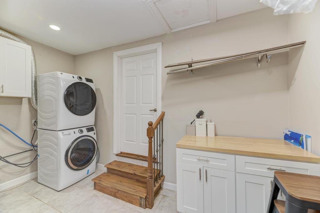 Bensenville, Illinois, 60106, United States, 4 Bedrooms Bedrooms, ,3 BathroomsBathrooms,Residential,For Sale,1910503