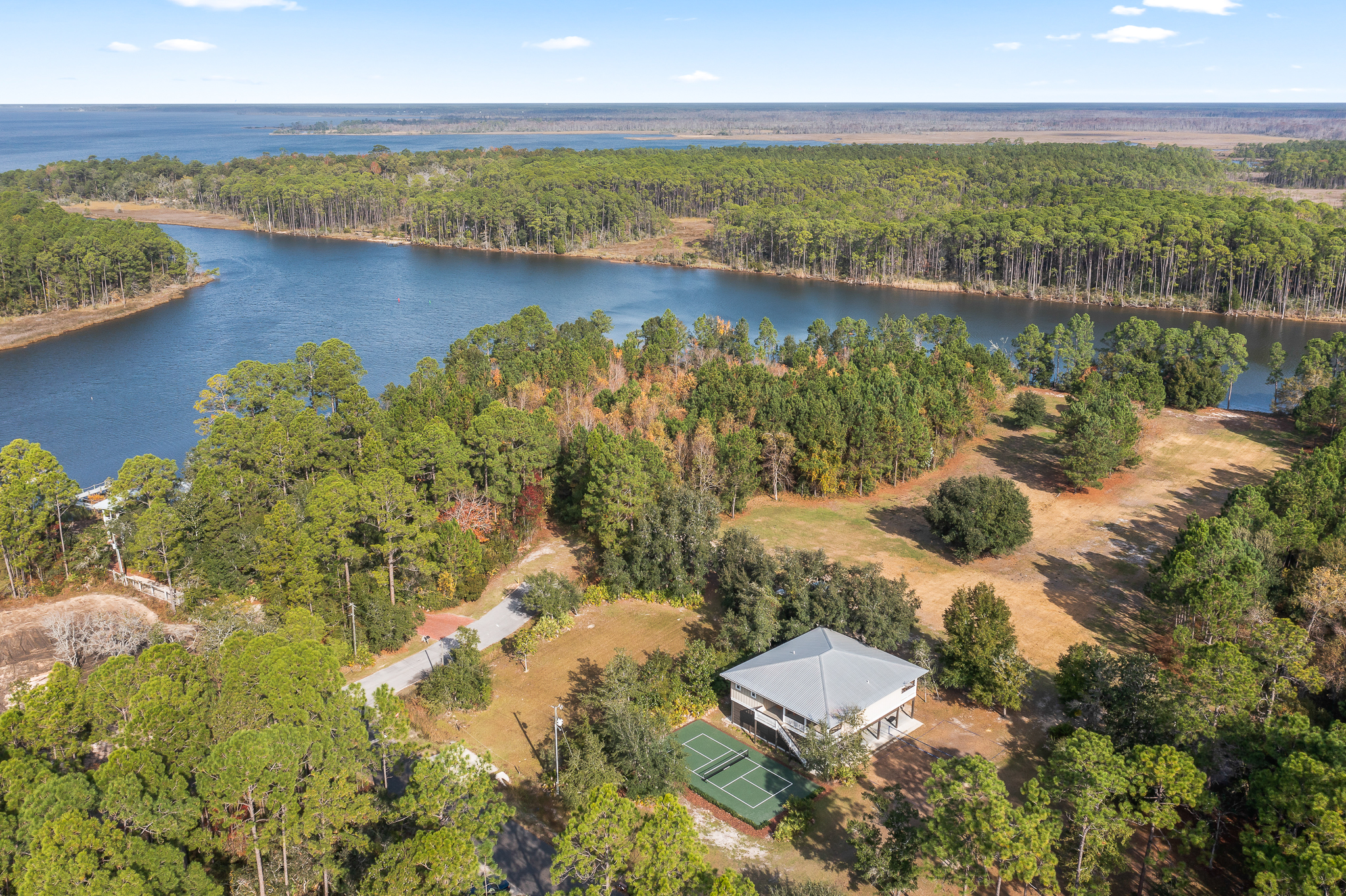  Furnished Coastal Retreat on Over an Acre with Pickleball Court - 物件實景