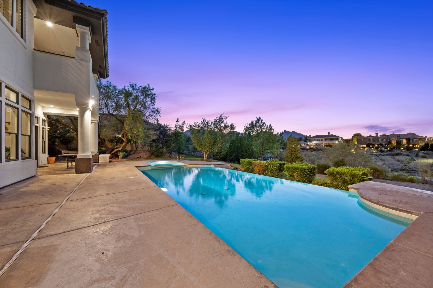  Grand Queensridge Estate on Nearly an Acre with Private Resort-Style Grounds - 物件實景