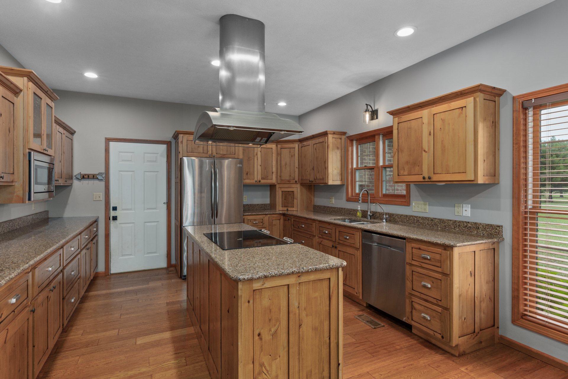 Litchfield, Illinois, 62056, United States, 5 Bedrooms Bedrooms, ,4 BathroomsBathrooms,Residential,For Sale,1986083