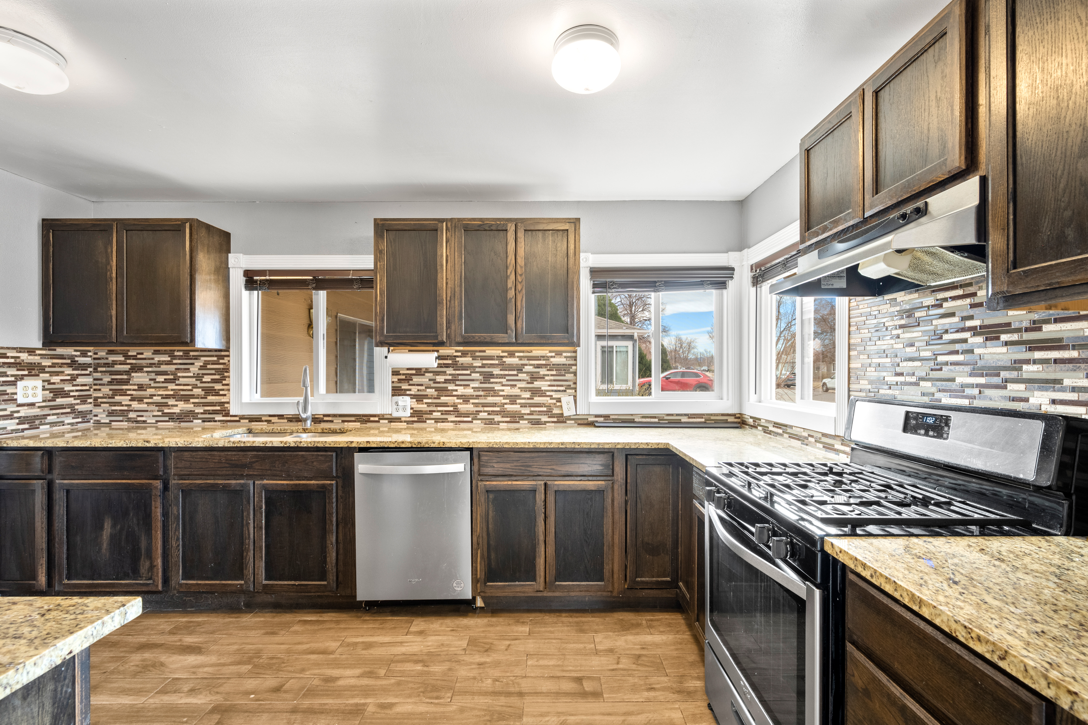  5 Bedroom Home Just Steps From Huston Lake Park - 物件實景