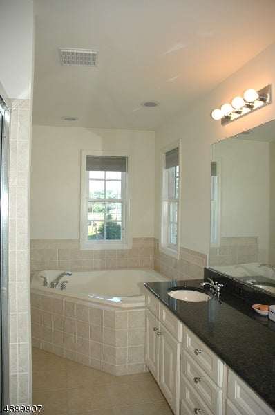 Wayne Twp., New Jersey, 07470, United States, 3 Bedrooms Bedrooms, ,3 BathroomsBathrooms,Residential,For Sale,1943649
